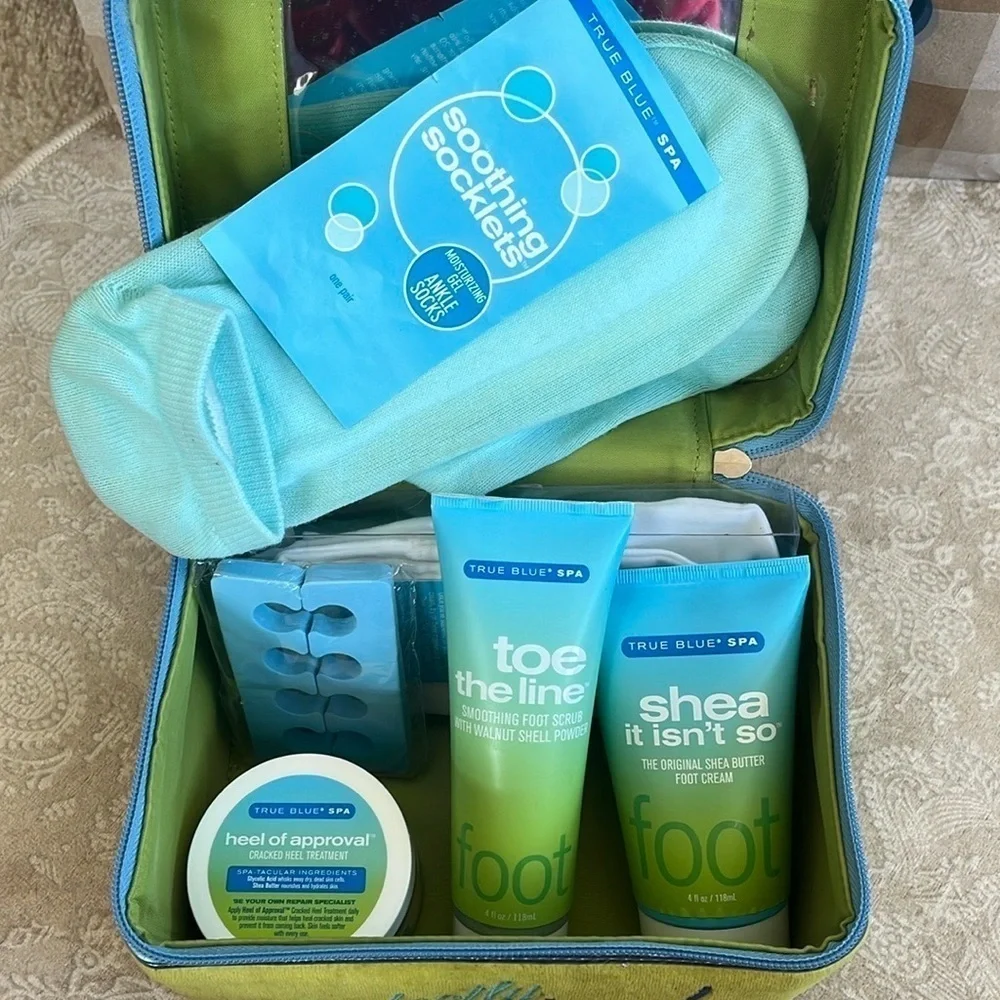 VINTAGE Bath & Body Works True Blue Spa Footcare Set Soothing Socklets Zip Case